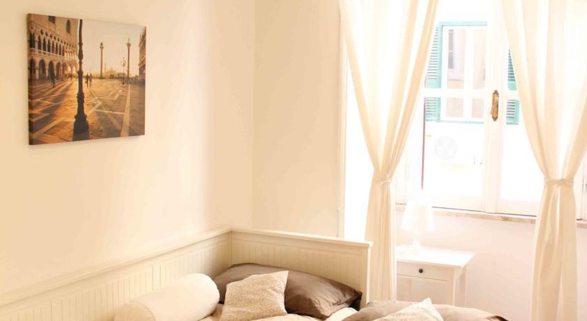 Luxury White House Rome Apartment Bilik gambar